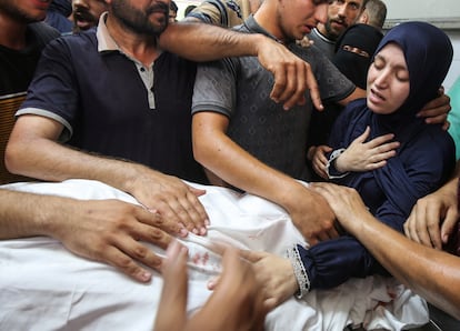Familiares se lamentan ante el cadáver del doctor Marwan al-Sultan, director del hospital indonesio de Gaza, asesinado junto a su esposa, su hija y su hijo en un ataque israelí el pasado viernes.