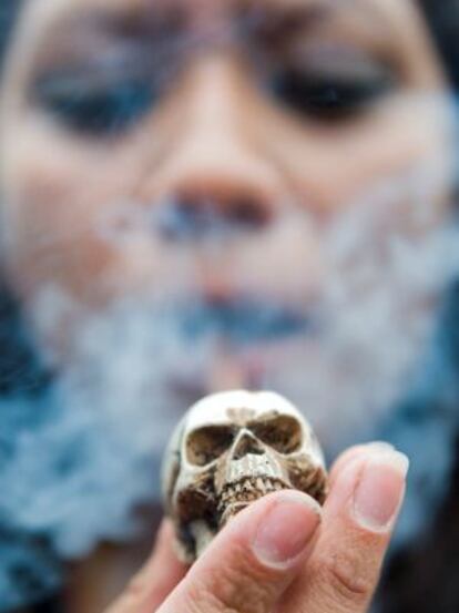 Una mujer fuma en pipa en una manifestación para la legalización de la marihuana en México.
