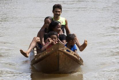 Uma família vai de canoa até o posto de votação mais próximo, na comunidade de Ilha Grande, nas margens do Rio Amazonas.