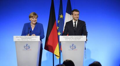 La canciller alemana, Angela Merkel, y el presidente franc&eacute;s, Emmanuel Macron, en el El&iacute;seo