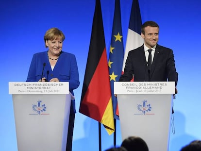 La canciller alemana, Angela Merkel, y el presidente franc&eacute;s, Emmanuel Macron, en el El&iacute;seo