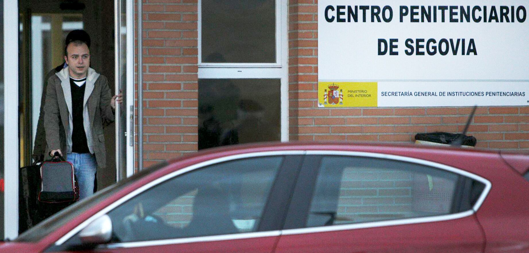 Ángel Carromero abandona el centro penitenciario de Segovia, el 11 de enero de 2013. 