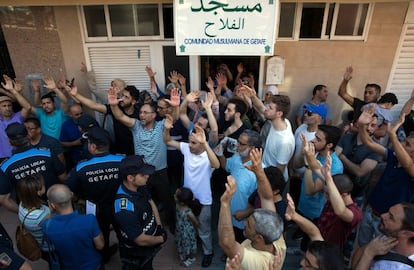 Miembros de la asociaci&oacute;n Al Falah de Getafe durante la protesta contra el cierre de su mezquita, el pasado mi&eacute;rcoles.