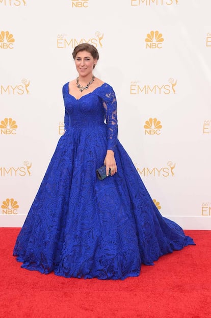 Mayim Bialik eligió este vestido azul con mangas de encaje de Oliver Tolentino.