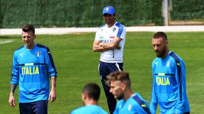 Antonio Conte dirige un entrenamiento de Italia en Montpellier.