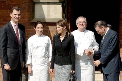 Los Príncipes de Asturias posan junto al <i>lehendakari</i>, Juan José Ibarretxe (dcha.) y a los cocineros Juan María Arzak y Elena Arzak.