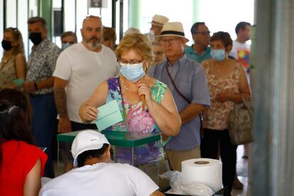 Una mujer deposita su voto en una urna en las elecciones al Parlamento andaluz, el pasado domingo.