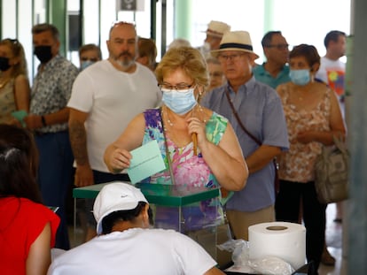 Una mujer deposita su voto en una urna en las elecciones al Parlamento andaluz, el pasado domingo.