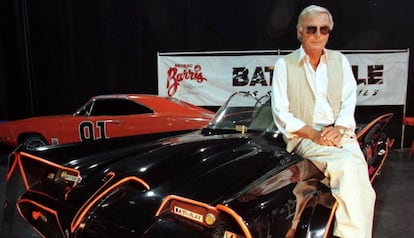 Adam West, em 1999, junto ao carro original utilizado na série Batman.