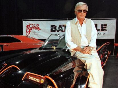 Adam West, em 1999, junto ao carro original utilizado na série Batman.