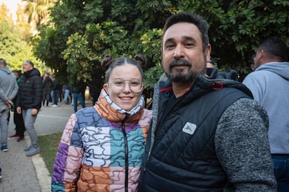 Minerva Morgado, estudiante de peluquería de 18 años y su padre, Antonio Morgado, de 47 años y operario de una auxiliar naval,  en la manifestación del metal de este pasado martes en Cádiz.