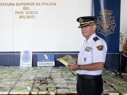 El comisario principal jefe superior de la Policía Nacional en Euskadi, Jesús Herranz, junto al alijo de cocaína incautado en el puerto de Barcelona.