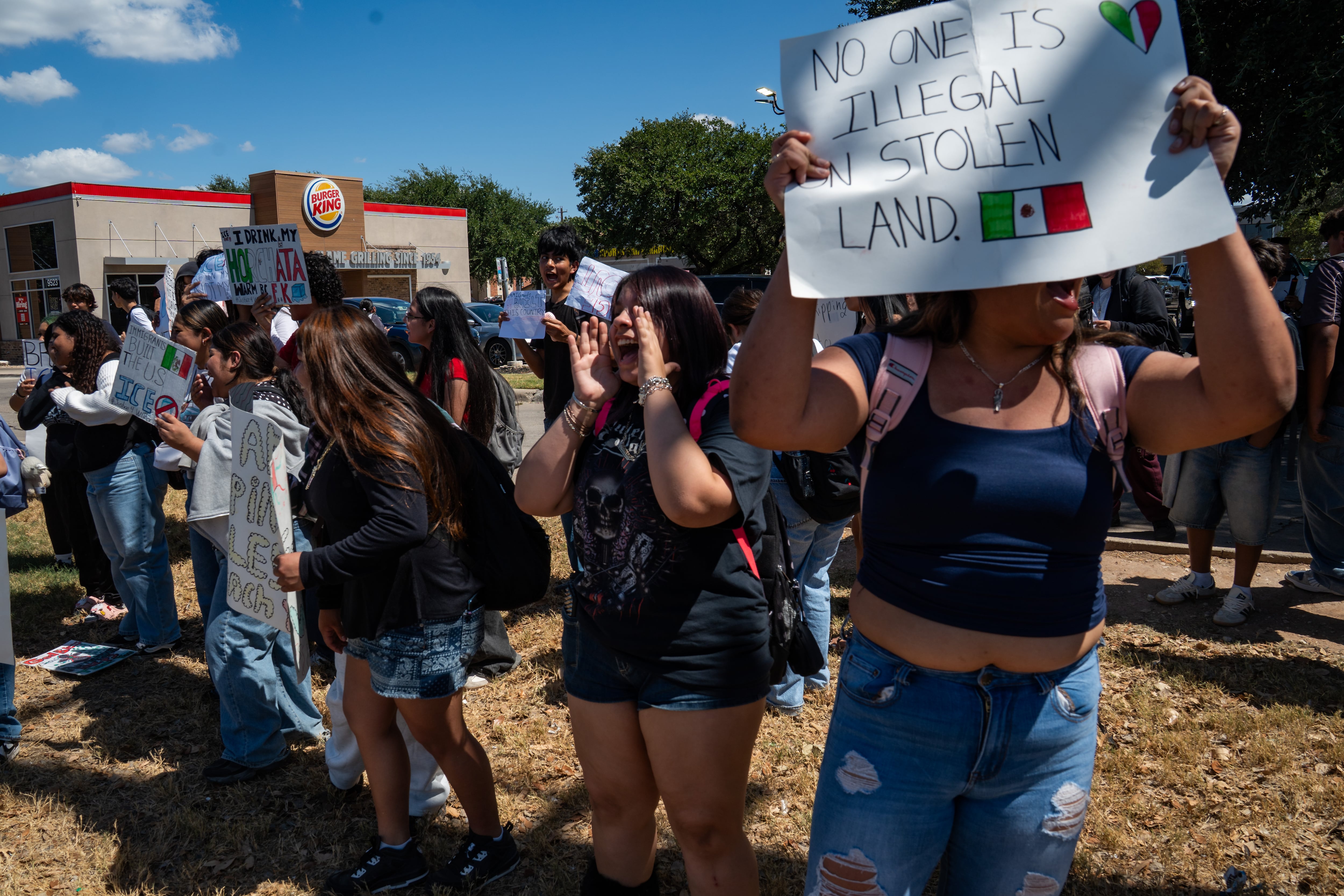 El migrante herido de bala por el ICE en Austin, devuelto al centro de detención y en una celda de aislamiento