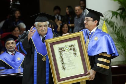José Mujica, a la izquierda, saluda mientras recibe un doctorado honoris causa de la Universidad Nacional de Panamá, de manos del rector Eduardo Flores, el 23 de noviembre de 2017 en Ciudad de Panamá.