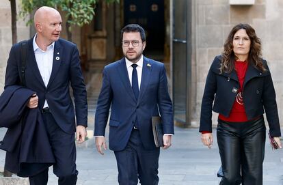 El presidente de la Generalitat, Pere Aragonès, acompañado por la vicepresidenta, Laura Vilagrà, y el conseller de Acción Climática, Alimentación y Agenda Rural, David Mascort (i).