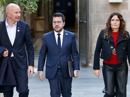 El presidente de la Generalitat, Pere Aragonès, acompañado por la vicepresidenta, Laura Vilagrà, y el conseller de Acción Climática, Alimentación y Agenda Rural, David Mascort (i).