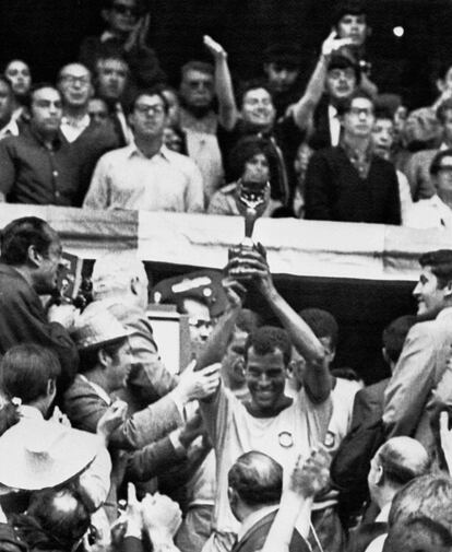 21 de junio de 1970. El capitán Carlos Alberto levanta el trofeo Jales Rimet tras vencer a Italia 4-1 en la final del Mundial 1970. Sería la última vez que se entregase este trofeo, llamado así en honor del expresidente de la FIFA Jules Rimet. Representaba a Niké, la diosa griega de la victoria y Brasil se lo quedó en propiedad tras ganar el Mundial por tercera vez. El trofeo, que había sido escondido en una caja de zapatos en Italia durante la ocupación nazi, fue robado en 1983 y fundido por sus ladrones.