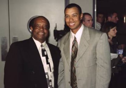 Lee Elder y Tiger, en 2000.
