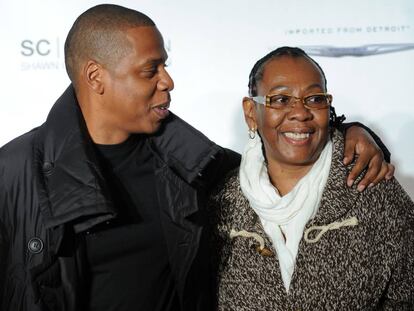 Jay-Z con su madre, Gloria Carter, en Nueva York en 2011.