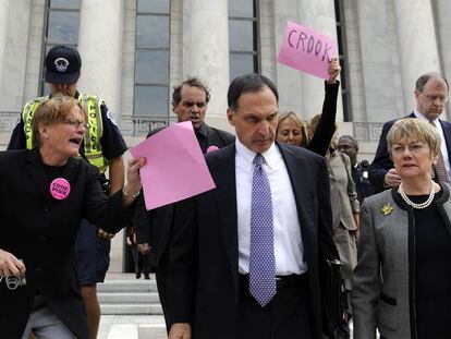 El ex consejero delegado de Lehman, Richard Fuld, sale de prestar declaración en el Congreso de EE UU, en Washington, el 6 de octubre de 2008.