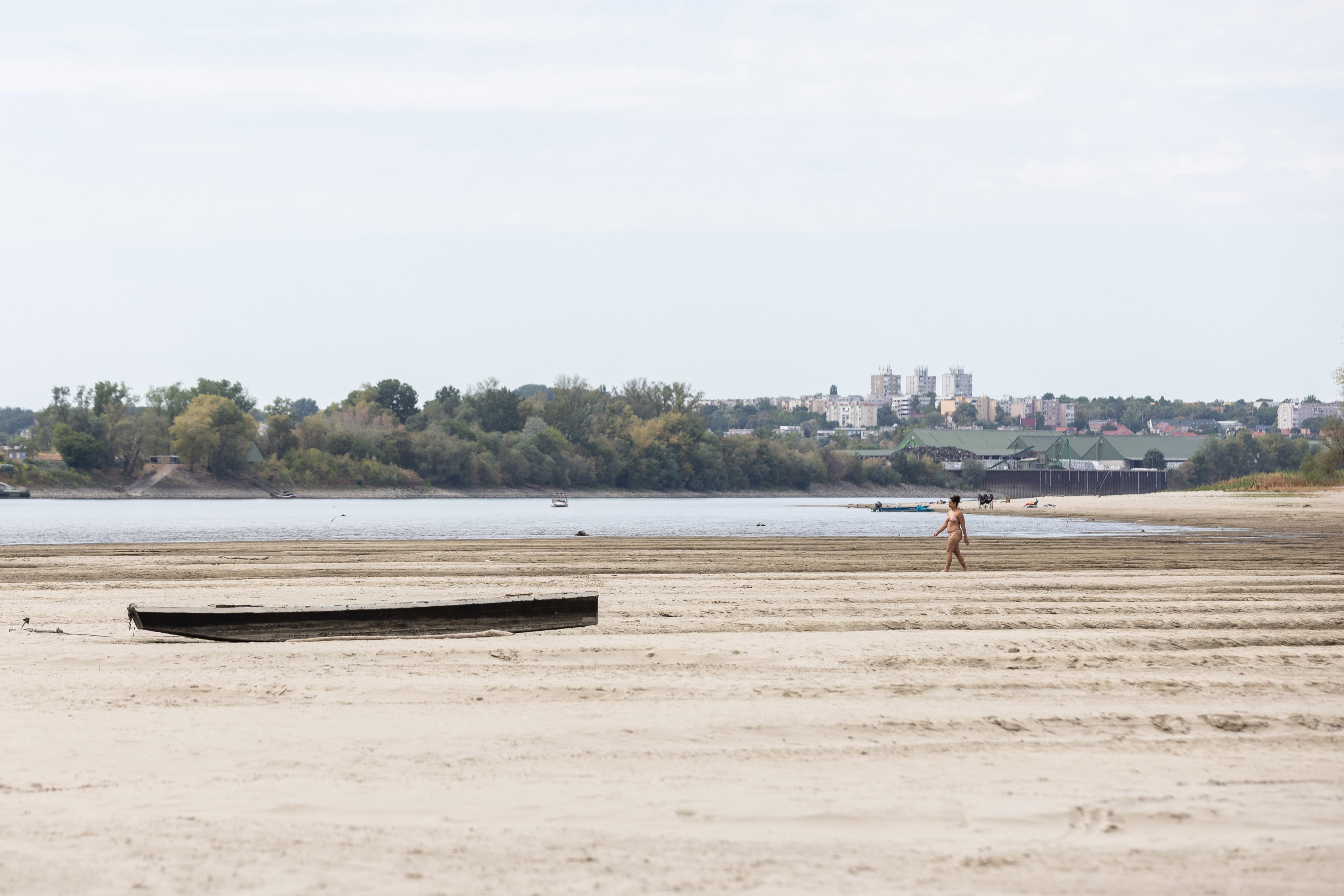 Viaje por el lecho de un Danubio desnudo por la sequía: “Cada año la situación es peor”