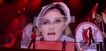 Concierto de Madonna en París, con la imagen de Marine Le Pen con una cruz gamada. 