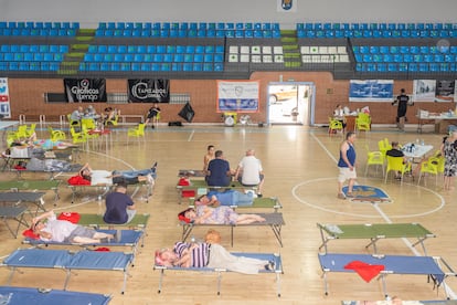 Ambiente en el Polideportivo Municipal de Navalmoral de la Mata, con los evacuados de Romangordo y Higuera de Albalat.