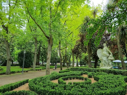 La estatua de la Beneficencia diseñada por el artista Luis Paret a la sombra de la arboleda de los jardines de la Taconera de Pamplona.