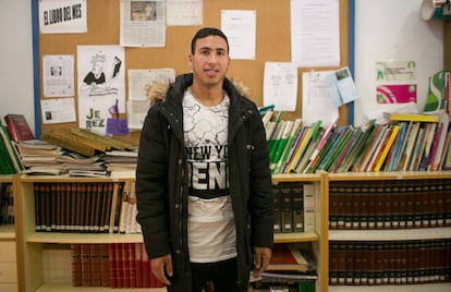 El marroquí Hicham Aidami posa en el instituto de Jerez donde estudia para obtener el Graduado Escolar. Juega con el 7 en Alma de África. Es lateral derecho.