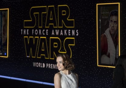 La actriz británica Daisy Ridley, nuevo rostro de la saga, posa a su llegada al estreno mundial de 'Star Wars: El Despertar de la Fuerza'.