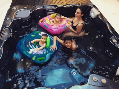 La piscina o el jacuzzi son zonas donde la familia tiende a hacerse fotos. Aquí, Georgina con los mellizos y con Cristiano Jr. en marzo.