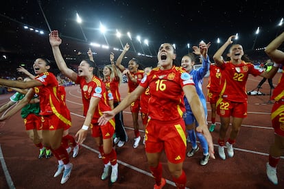 Las jugadoras de la selección española celebran el triunfo ante Alemania, este miércoles en el estadio Letzigrund de Zúrich.