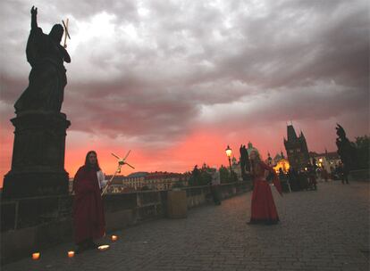 Un cortejo de caballeros con armadura, discursos oficiales y campanadas han saludado la pasada madrugada a las 5.31 el 650 aniversario del puente de Carlos, símbolo de la ciudad de Praga (República Checa).