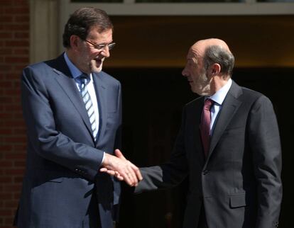 El expresidente del Gobierno, Mariano Rajoy, y el exlíder del PSOE, Alfredo Pérez Rubalcaba, antes de una reunión en La Moncloa, en junio de 2013.
