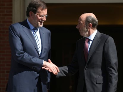 El expresidente del Gobierno, Mariano Rajoy, y el exlíder del PSOE, Alfredo Pérez Rubalcaba, antes de una reunión en La Moncloa, en junio de 2013.