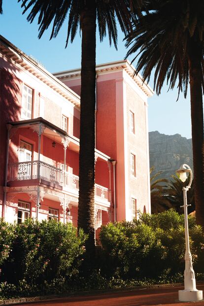 Detalles del exterior del Mount Nelson Hotel, un alojamiento caracterizado por su fachada de color rosa. 
