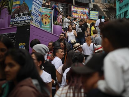 Una vista de una calle concurrida en la Comuna 13, ubicada en el lado occidental de Medellín, el 6 de enero de 2023 en Colombia.