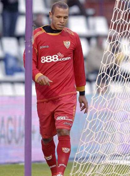 Luis Fabiano abandona el terreno de juego