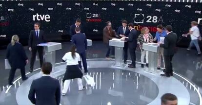 Los cuatro candidatos se preparan momentos antes de que comience el debate en TVE.