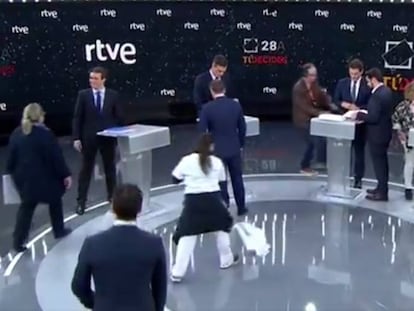Los cuatro candidatos se preparan momentos antes de que comience el debate en TVE.