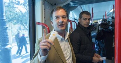 El candidato de UPyD a la presidencia de la Junta de Andalucía, Martín de la Herrán, en un "micromitin" en el tranvía de Sevilla.