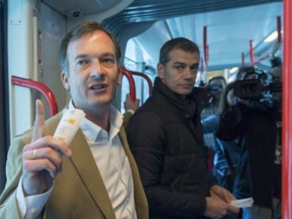 El candidato de UPyD a la presidencia de la Junta de Andaluc&iacute;a, Mart&iacute;n de la Herr&aacute;n, en un &quot;micromitin&quot; en el tranv&iacute;a de Sevilla.