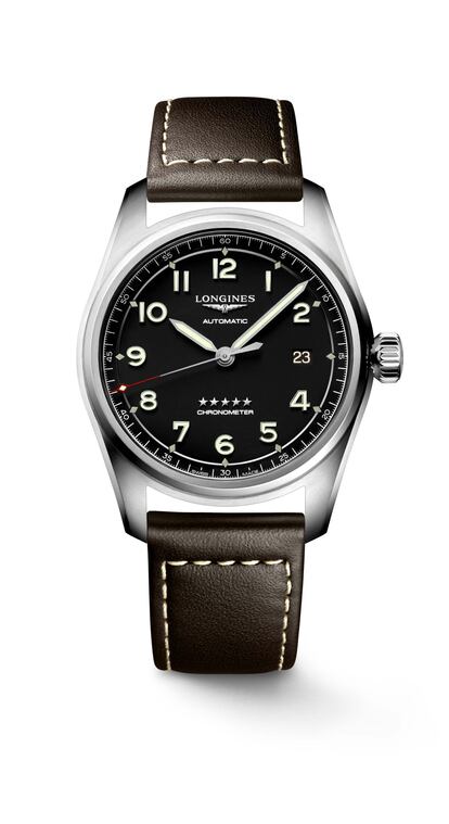 La colección Longines Spirit está diseñada con el mismo patrón que los relojes que han acompañado a pioneros legendarios que confiaron en los instrumentos de la firma suiza para sus aventuras por tierra, mar y aire. Aviadores y exploradores de leyenda, como Howard Hughes, confiaron en la marca para sus viajes. Longines presenta un nuevo modelo, con una tecnología de vanguardia, que ofrece un movimiento preciso y con certificado cronómetro. La caja es de acero inoxidable, con cristal de zafiro abombado, esfera negra mate y números árabes. Precio: 2.040 euros.