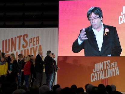 Puigdemont participa aquest dilluns en un acte de campanya de Junts Per Catalunya a través d'una pantalla.