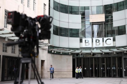 La entrada de la sede de BBC en Londres, este lunes.