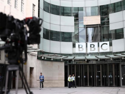 La entrada de la sede de BBC en Londres, este lunes.