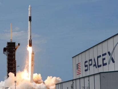 Imagen del despegue del cohete Falcon 9 de SpaceX, el encargado de llevar a los astronautas de la NASA Douglas Hurley y Robert Behnken hasta la Estación Espacial Internacional. Cabo Cañaveral, Florida, Estados Unidos, 30 de mayo de 2020.