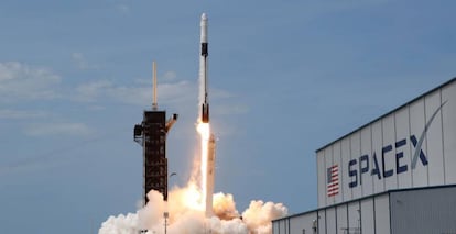 Imagen del despegue del cohete Falcon 9 de SpaceX, el encargado de llevar a los astronautas de la NASA Douglas Hurley y Robert Behnken hasta la Estación Espacial Internacional. Cabo Cañaveral, Florida, Estados Unidos, 30 de mayo de 2020.