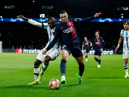Mbappé supera a Traoré en una acción del partido en París, este miércoles.