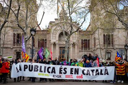 Manifestación de profesores y estudiantes el pasado miércoles en Barcelona contra la sentencia del castellano en la escuela.